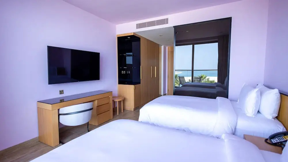 Двухместный номер Premium с балконом и с видом на море 2 отдельные кровати в Voco Monaco Dubai