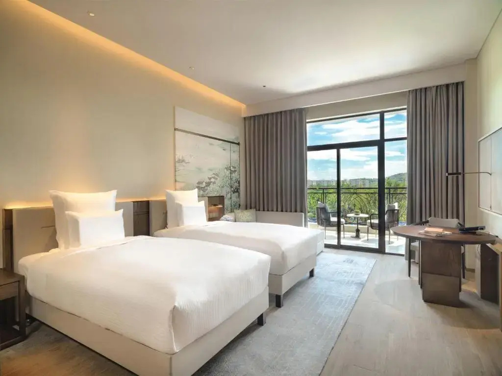 Deluxe Double room with balcony and with lake view (twin beds)