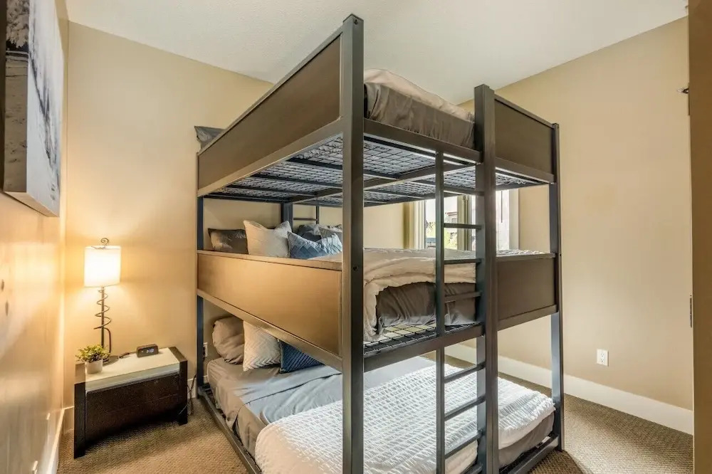 Luxury 3-Br Penthouse | INDOOR Pool & Hot Tub | Pool Table | 2 Decks + Mtn Views - фото 5