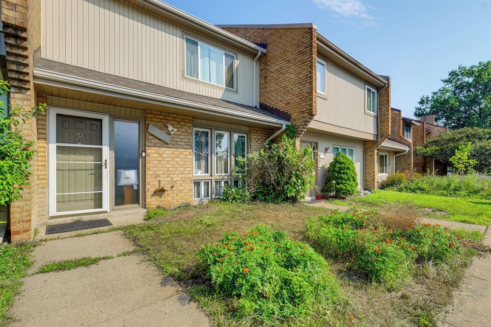 3 Mi to Dulles Airport: D.c. Area Townhome