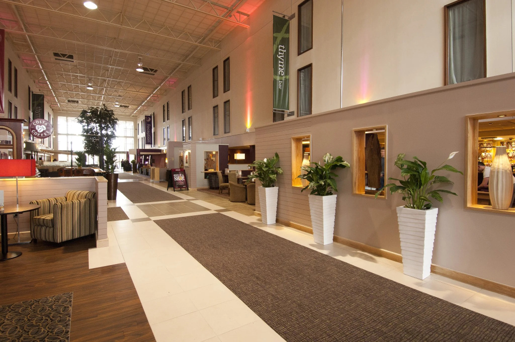 Premier Inn Heathrow Airport T2 & T3 (Bath Road) - Photo 2