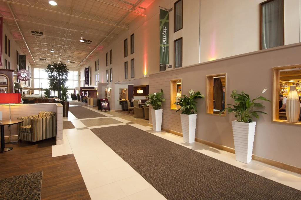 Premier Inn Heathrow Airport T2 & T3 (Bath Road) — фото
