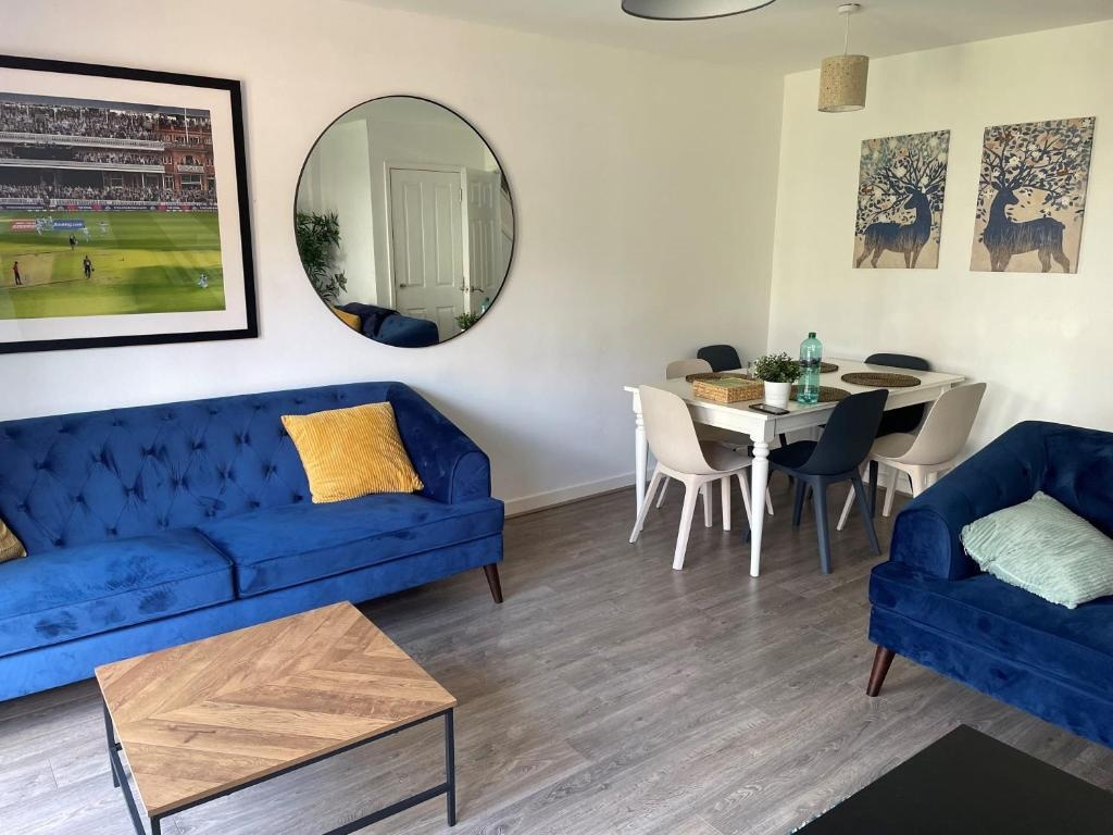 Addlestone and Chertsey Stylish and Modern 4 bedroom 4 bathroom Townhouse