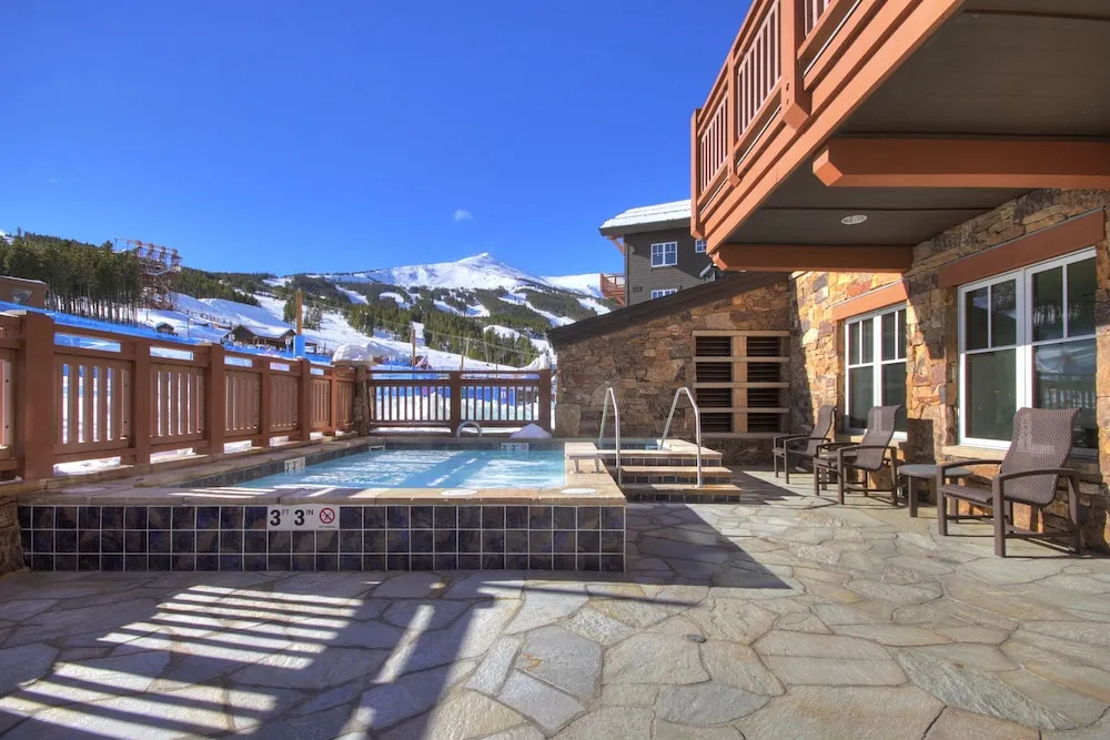 Luxury Studio Steps From Winter Activities, Sleeps 4! Studio Bedroom Condo by RedAwning