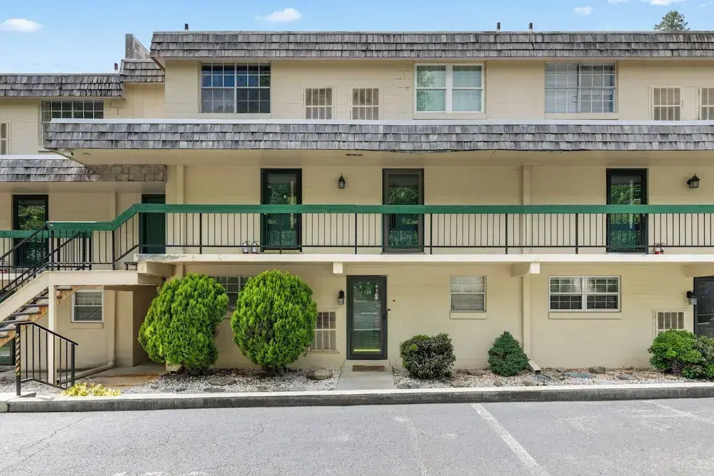 Modern 2br Condo in the Smokys!