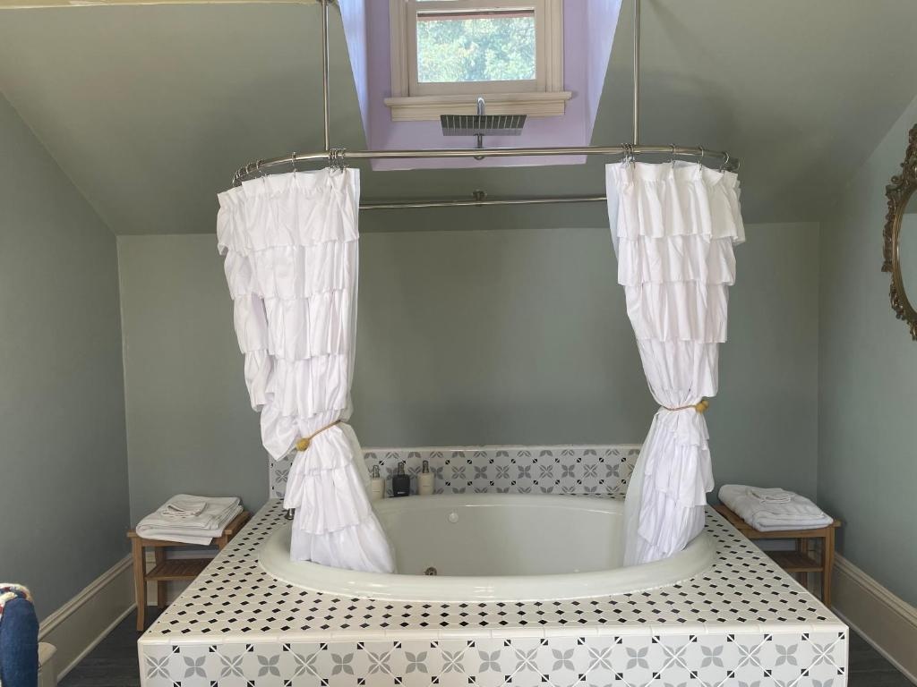 Double Suite (full double bed)