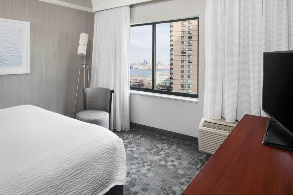 Отель Courtyard Jersey City Newport в Джерси-Сити
