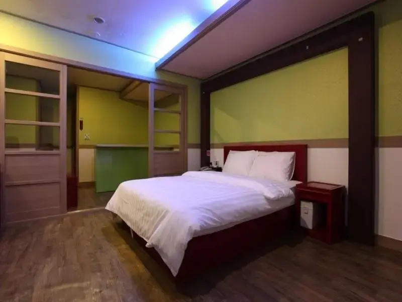 Deluxe Double room (full double bed)