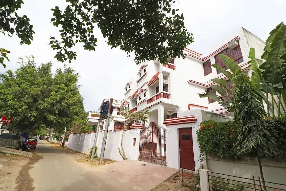 OYO Flagship 27925 Kotra House Gomtinagar