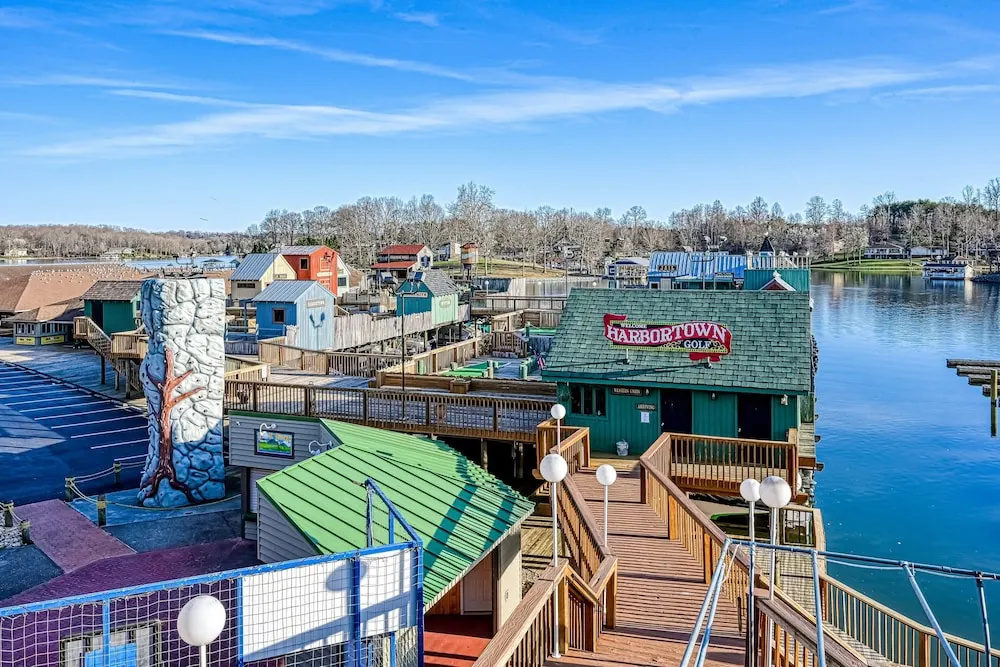 Herons Rest - Lakefront Home With Dock, Pool Table, & hot tub - Dogs OK
