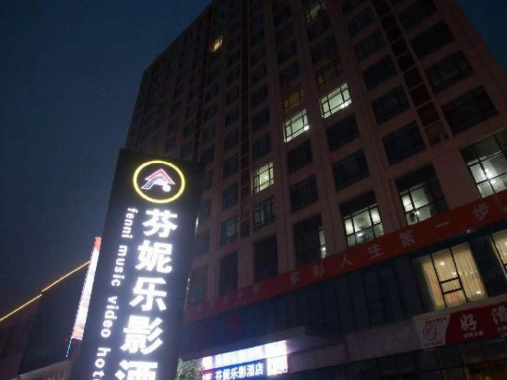 Fenni Music Video Hotel