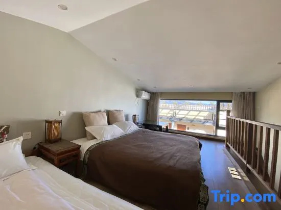 Suite with courtyard view