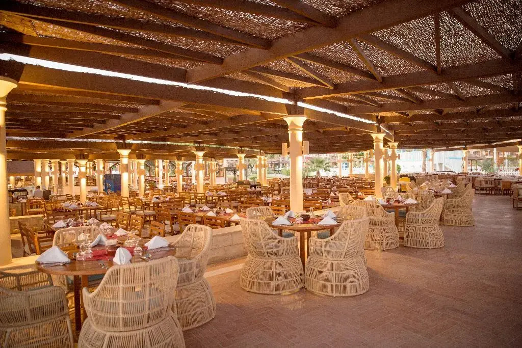 Robinson Soma Bay: A spacious restaurant dining room with wicker chairs and neatly set tables.