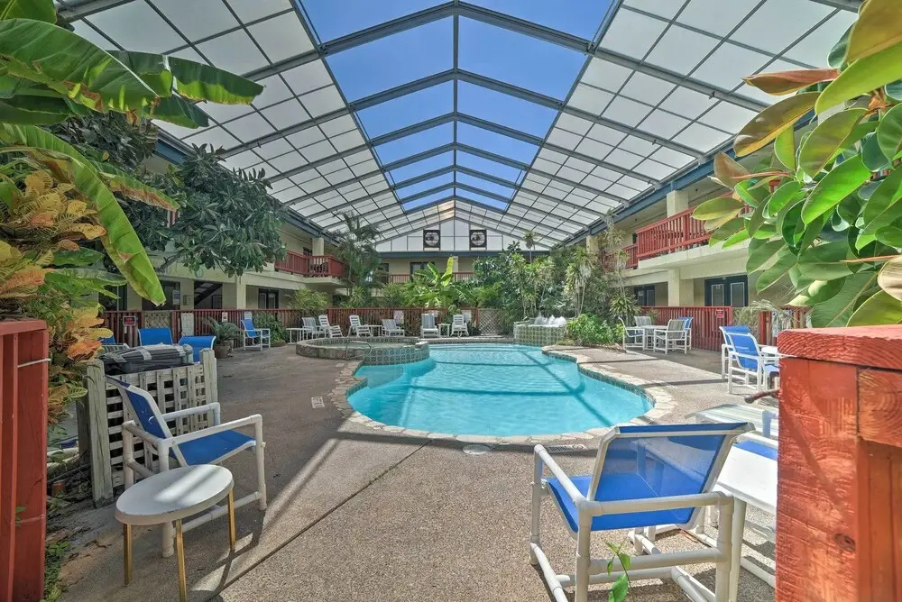 Coastal Studio w/ Amenities: Walk to Padre Beach!