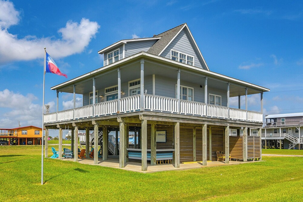 Ocean Views: Pet-friendly Surfside Beach Gem