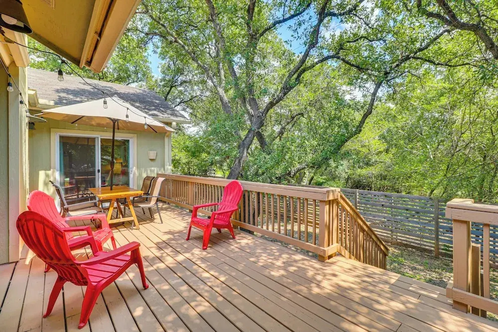 Deck & Greenbelt Access: Lovely Austin Home