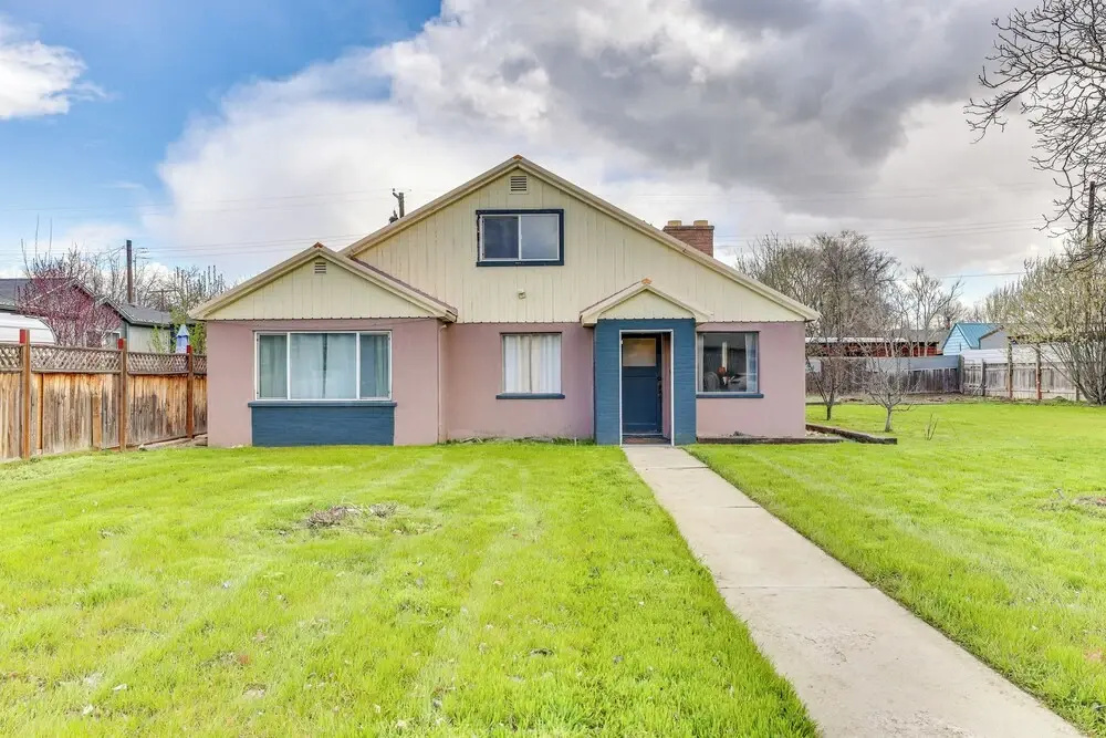 Family-friendly Ontario Home in Central Location!