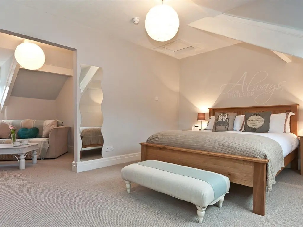 Double Suite full double bed