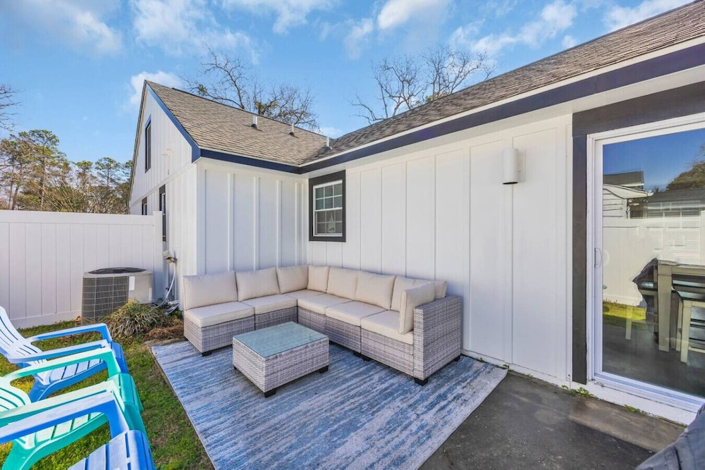 Sea La Vie Villa 3BD Beach Retreat Fence Yard