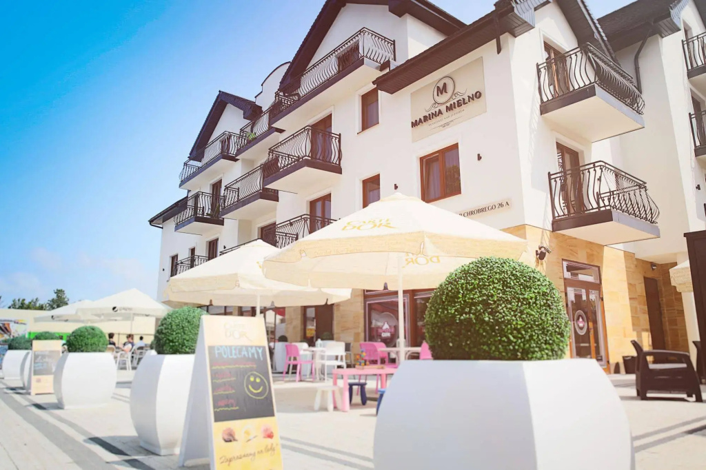 Marina Mielno z widokiem na Jezioro