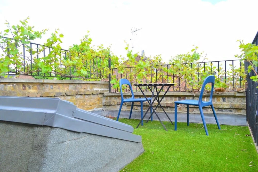 2 Bedroom Apartment With Roof Terrace in Camden