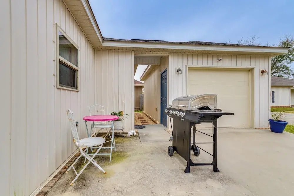 Pet-friendly Pensacola Home ~ 2 Mi to Bruce Beach!