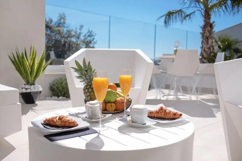 Double Suite with sea view (full double bed)