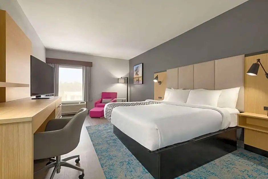Deluxe Double room (full double bed)