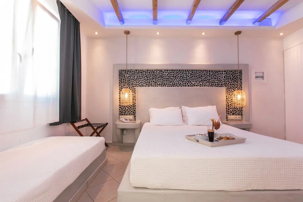 Deluxe Triple room with balcony and with sea view