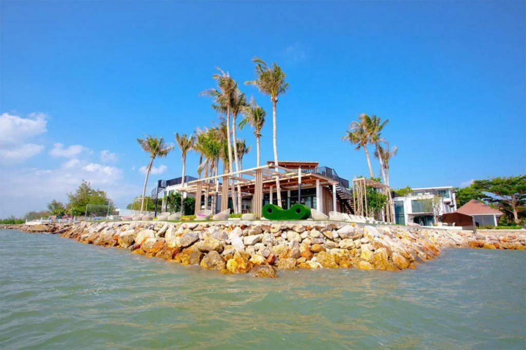 Beach & Waterfront