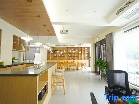 Linxi Lakeside Homestay (Yunshang Grassland)