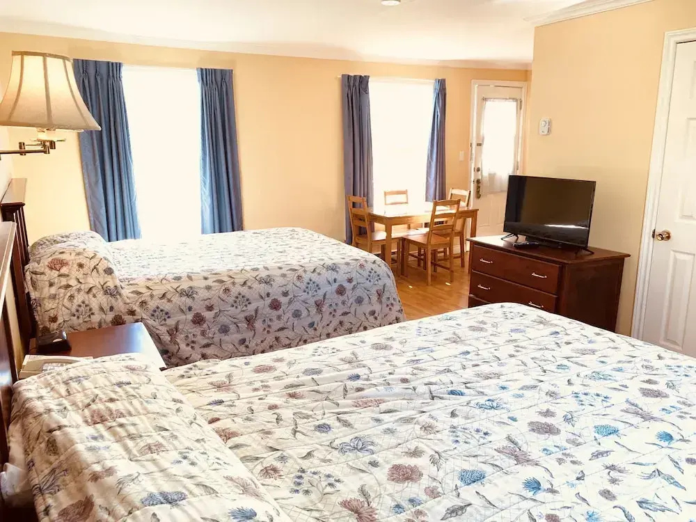 Standard Quadruple room with city view