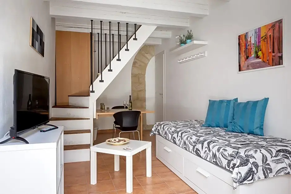 Deluxe Double room (full double bed)