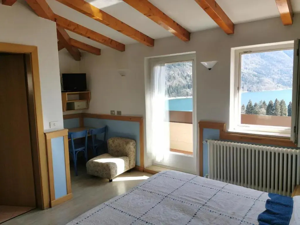 Standard Double room with balcony and with lake view (full double bed)