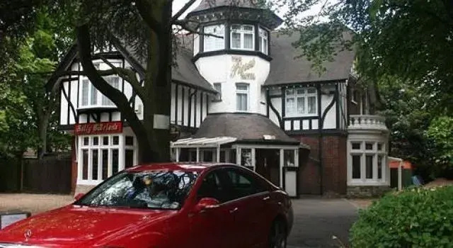 Pines Hotel Luton Airport - фото 14