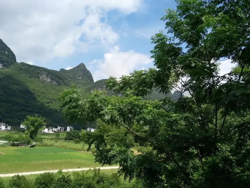 標準雙人房，設有陽台及山景，配有雙人床。