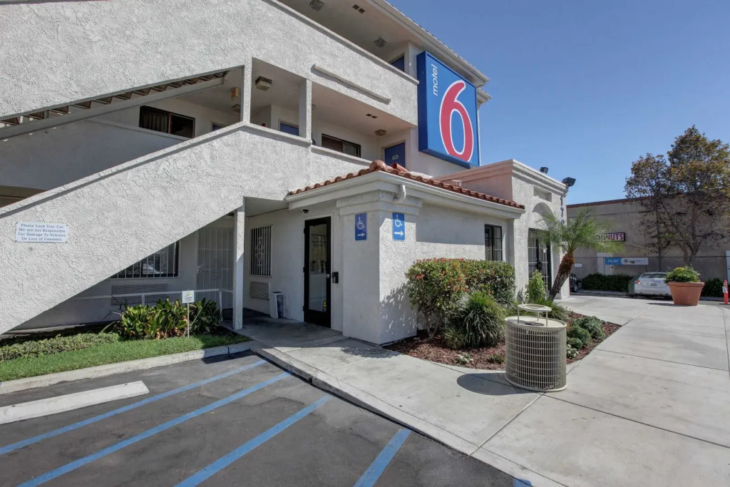 Motel 6 Bellflower, CA - Los Angeles — фото