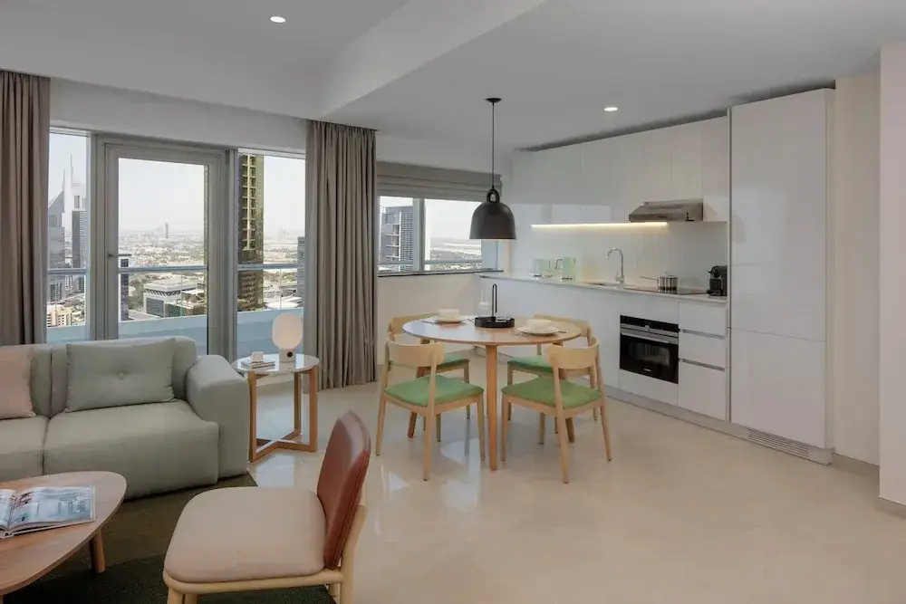 Четырёхместный люкс с 2 комнатами с видом на море в Staybridge Suites Dubai Financial Centre