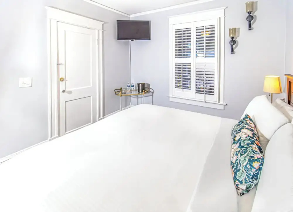 Superior Double room with balcony and with city view (full double bed)