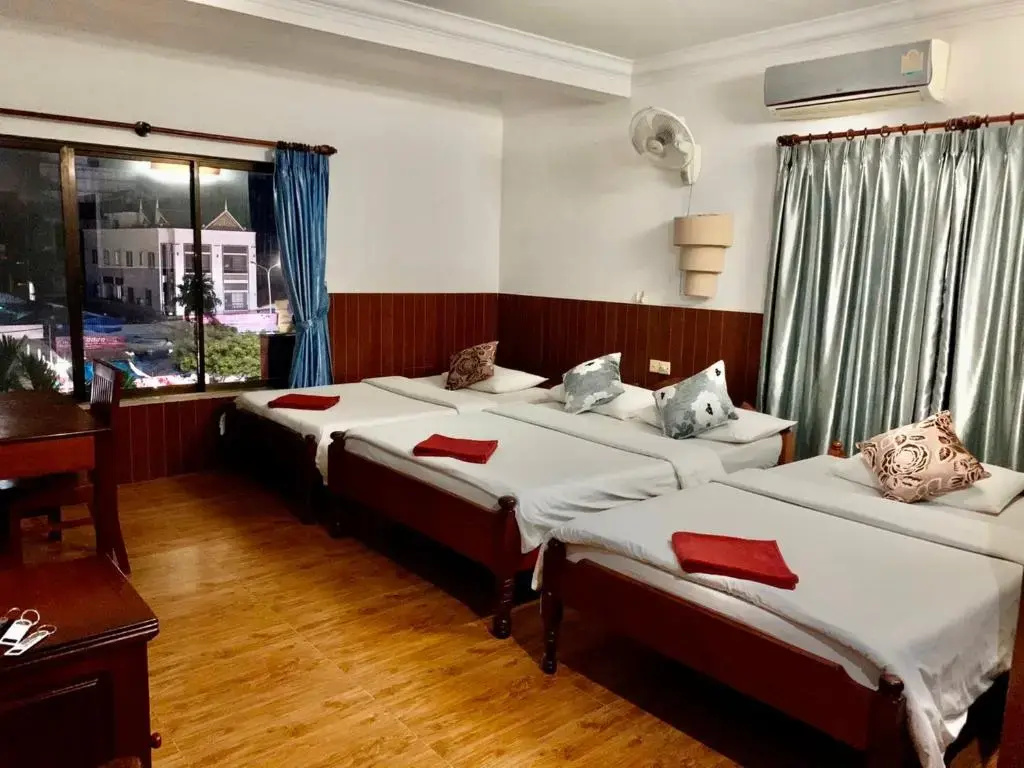 Standard Triple room
