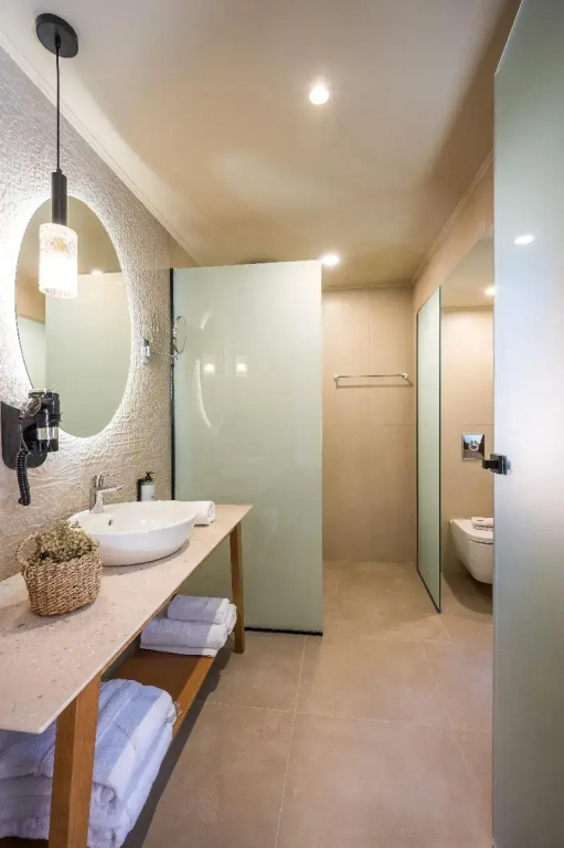 Suite with land view