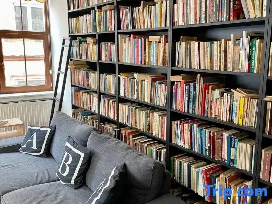 Redecorated Flat With Huge Library 100mbps