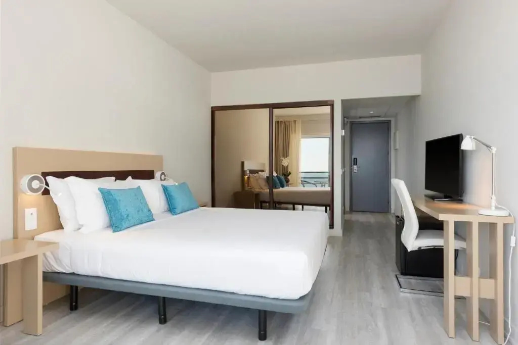 Premium Double room with partial ocean view (full double bed)