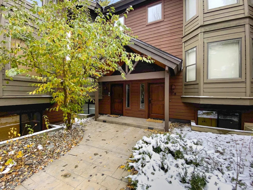 Village Point 120 4 Bedroom Townhouse by RedAwning