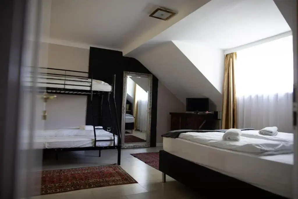 Deluxe Double room (full double bed)