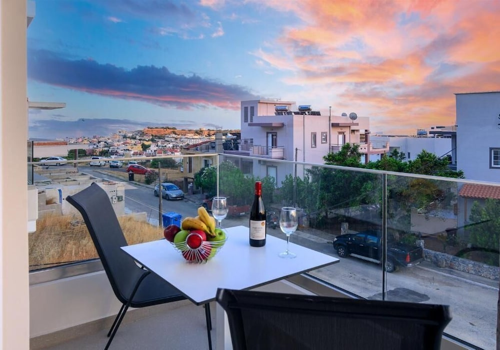 Vakakis Family Luxury Studios 2