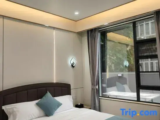 6 Bedrooms Villa