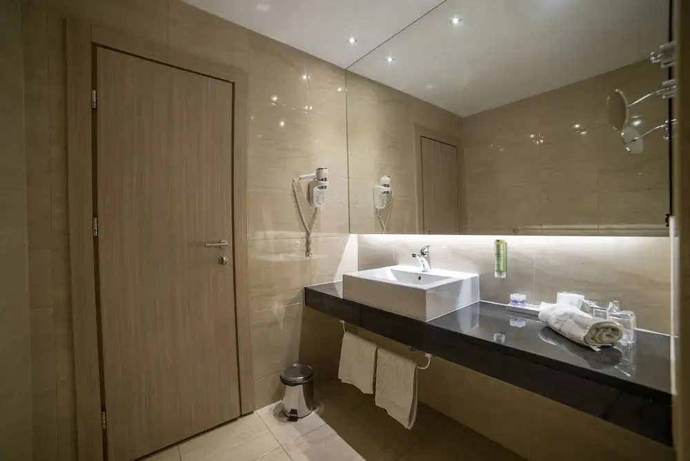 Deluxe Double Suite (full double bed)