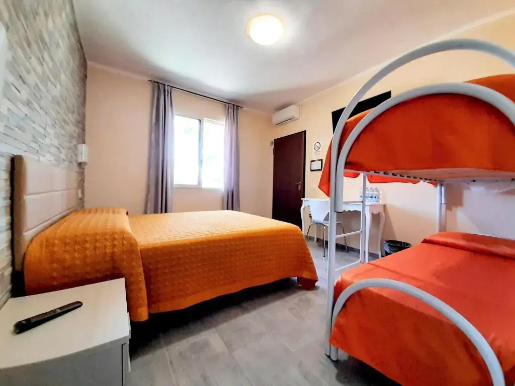 Standard Quadruple room with garden view