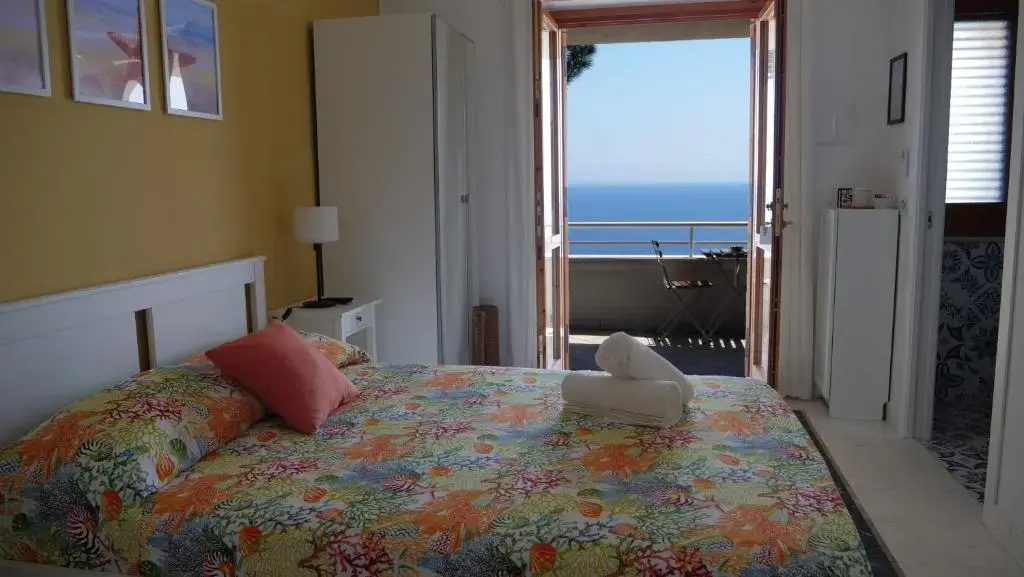 Standard Triple room with sea view